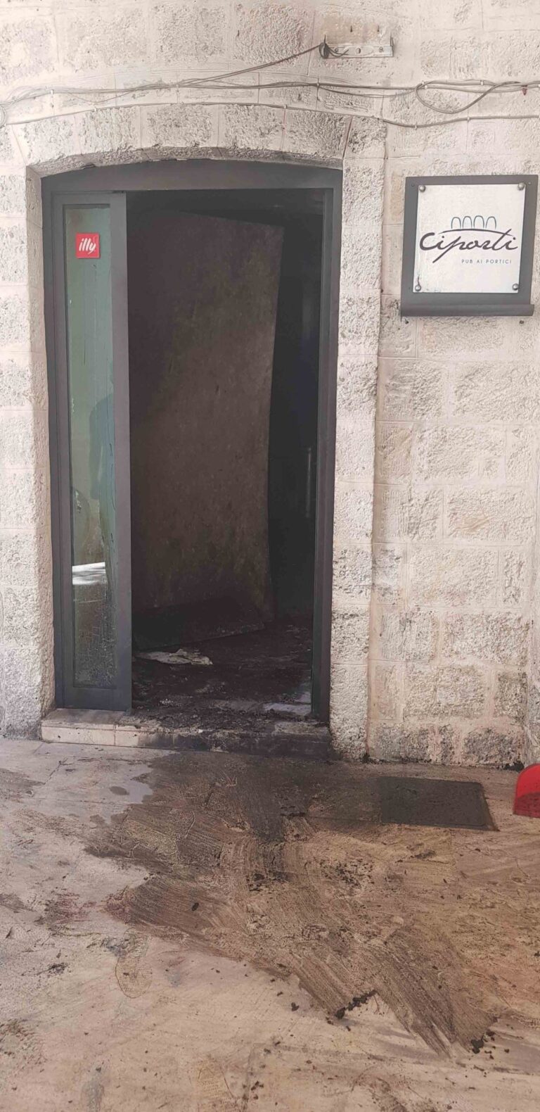 Alle fiamme il pub Ciporti - Osservatorio Fasano