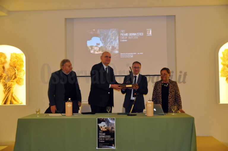 Mauro De Nigris riceve il premio giornalistico ‘Civiltà rupestre’ in coda al XXII congresso CISAM a Fasano VIDEO Mauro De Nigris riceve il premio giornalistico 'Civiltà rupestre' in coda al XXII congresso CISAM a Fasano VIDEO - Osservatorio Fasano
