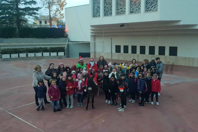 Babbo Natale è arrivato alla Salette al traino di un ciuchino Babbo Natale è arrivato alla Salette al traino di un ciuchino - Osservatorio Fasano