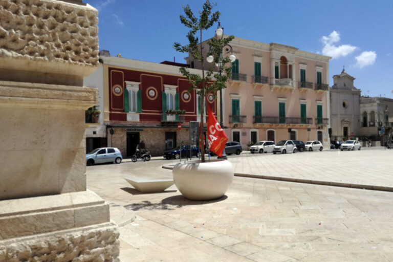 Sit-in dei Cobas in piazza per i dipendenti Gial Plast - Osservatorio Fasano