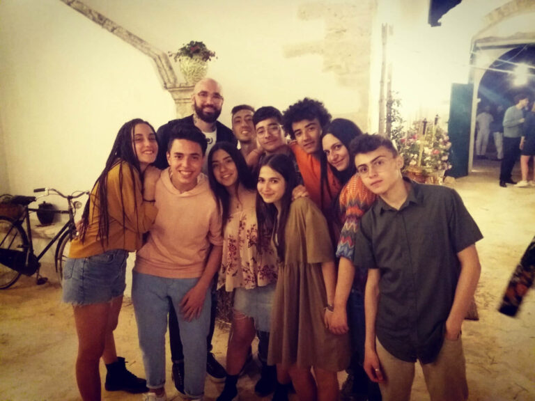 La Compagnia Glitter balla il 'Mambo Salentino' dei Boomdabash VIDEO - Osservatorio Fasano