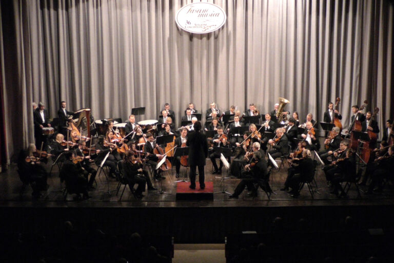 L’orchestra di Odessa e Alexander Romanovsky stregano Fasano VIDEO L'orchestra di Odessa e Alexander Romanovsky stregano Fasano VIDEO - Osservatorio Fasano