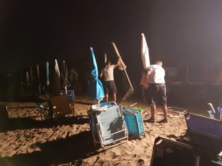 Ombrelloni e lettini lasciati in spiaggia durante la notte: sequestri a Torre Canne Ombrelloni e lettini lasciati in spiaggia durante la notte: sequestri a Torre Canne - Osservatorio Fasano