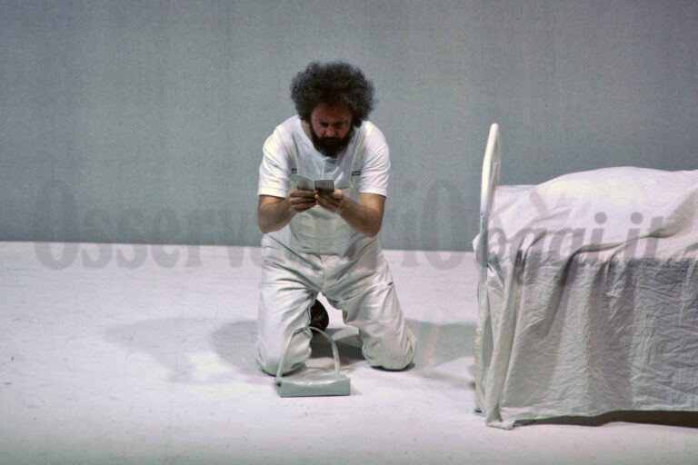 Simone Cristicchi dà lezioni di felicità al Kennedy di Fasano - Osservatorio Fasano