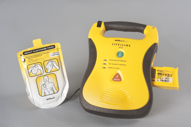 Tre defibrillatori Acli a due oratori e alla compagnia dei carabinieri di Fasano - Osservatorio Fasano