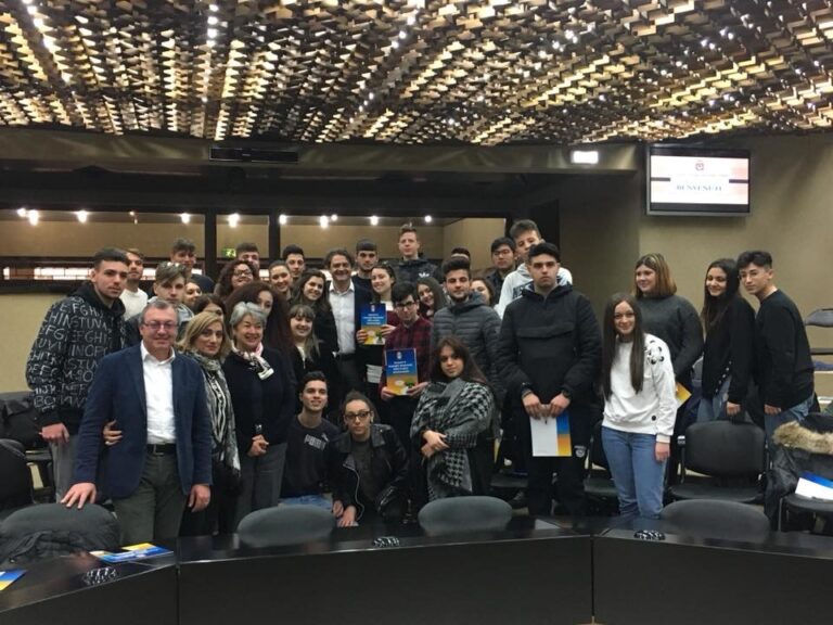 Studenti dell’Alberghiero di Fasano in visita al Consiglio regionale della Puglia Studenti dell'Alberghiero di Fasano in visita al Consiglio regionale della Puglia - Osservatorio Fasano
