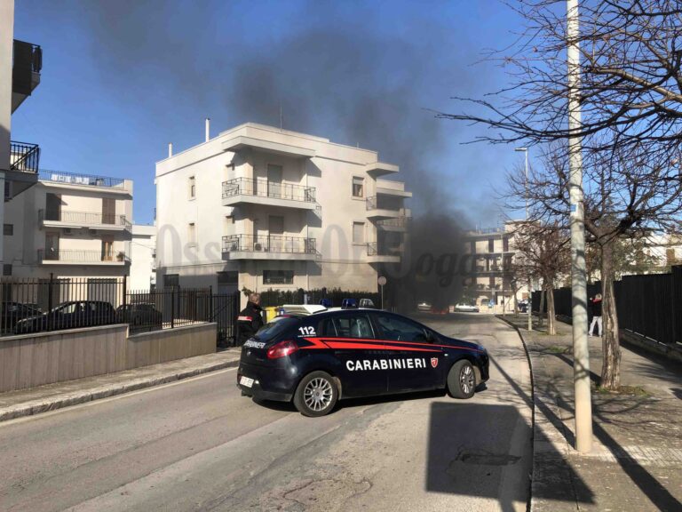 Auto in fiamme nei pressi della Scuola G. Pascoli - Osservatorio Fasano