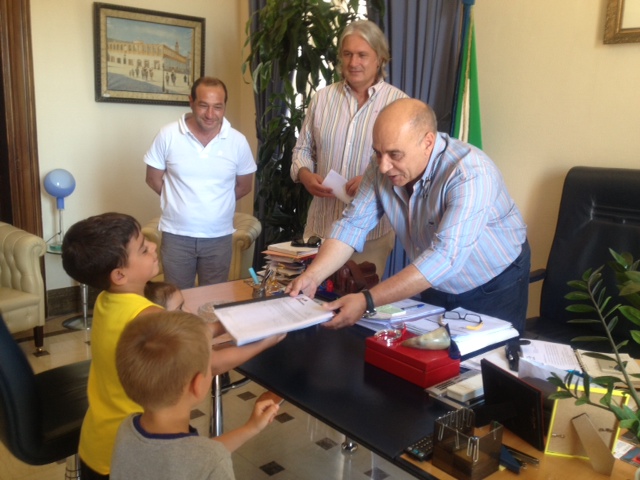 Consegnata al sindaco Di Bari la petizione sulla mensa del Comitato Genitori Fasano LE FOTO Consegnata al sindaco Di Bari la petizione sulla mensa del Comitato Genitori Fasano LE FOTO - Osservatorio Fasano