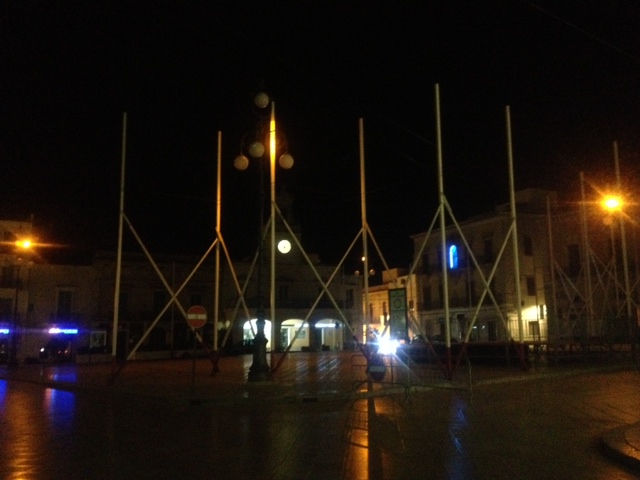 Misteri cittadini: pubblica illuminazione accesa di giorno e piazza Ciaia al buio di notte Misteri cittadini: pubblica illuminazione accesa di giorno e piazza Ciaia al buio di notte - Osservatorio Fasano