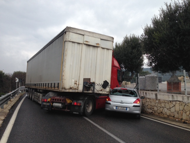 Incidente sulla Statale 172: due feriti LE FOTO Incidente sulla Statale 172: due feriti LE FOTO - Osservatorio Fasano