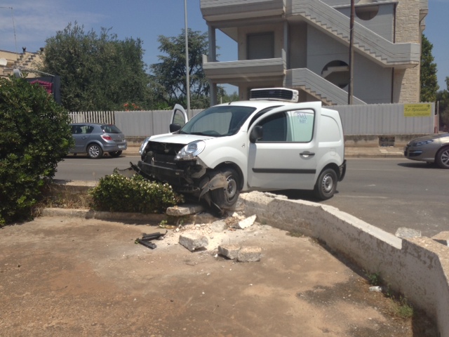 Incidente nel centro abitato di Speziale: ferita giovane fasanese LE FOTO Incidente nel centro abitato di Speziale: ferita giovane fasanese LE FOTO - Osservatorio Fasano
