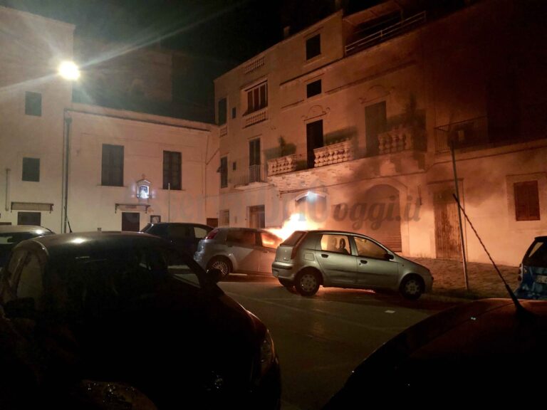 Notte di fuoco: auto in fiamme nel pieno centro di Fasano VIDEO Notte di fuoco: auto in fiamme nel pieno centro di Fasano VIDEO - Osservatorio Fasano