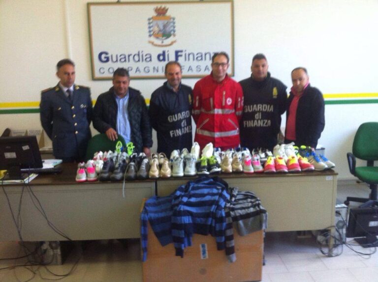 La Guardia di Finanza dona alla Cri di Fasano indumenti sequestrati - Osservatorio Fasano
