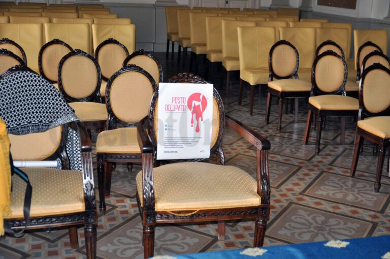 Cartellone colmo di simboli per la Giornata contro la violenza sulle donne Cartellone colmo di simboli per la Giornata contro la violenza sulle donne - Osservatorio Fasano