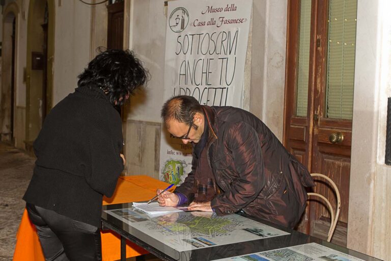 Centro storico pedonale: l'associazione 'U' mbracchie' consegna al Comune il suo progetto e le prime 600 firme - Osservatorio Fasano