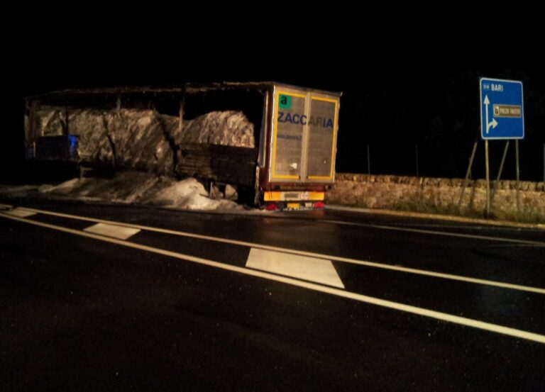 Camion in fiamme sulla circonvallazione di Pezze - Osservatorio Fasano