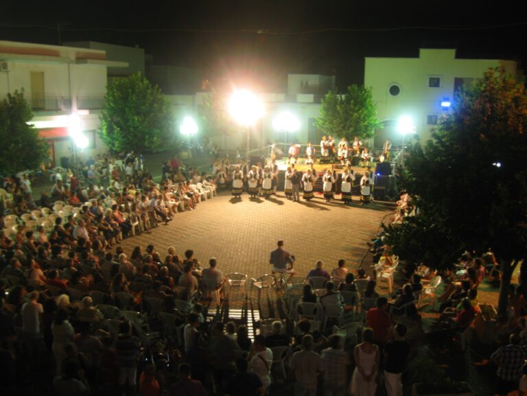 Il Gruppo folk ‘Città di Ostuni’ apre le danze Il Gruppo folk 'Città di Ostuni' apre le danze - Osservatorio Fasano