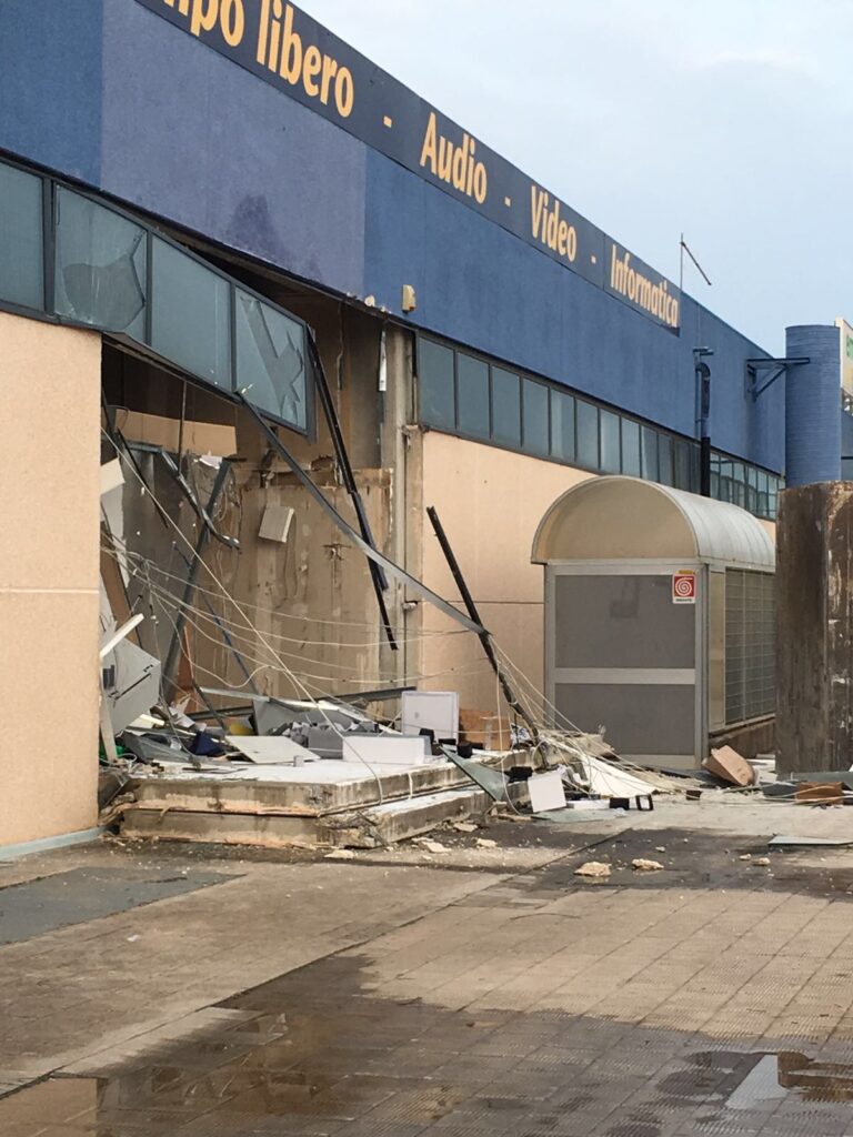 Spaccata alla gioielleria di Conforama: ladri aprono il caveau e portano via tutto LE FOTO - Osservatorio Fasano