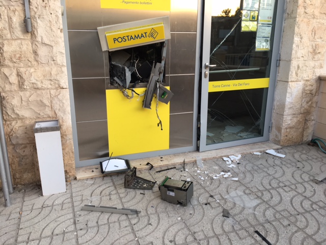 Ennesima spaccata al bancomat di Torre Canne: torna la banda dell’Audi LE FOTO Ennesima spaccata al bancomat di Torre Canne: torna la banda dell'Audi LE FOTO - Osservatorio Fasano