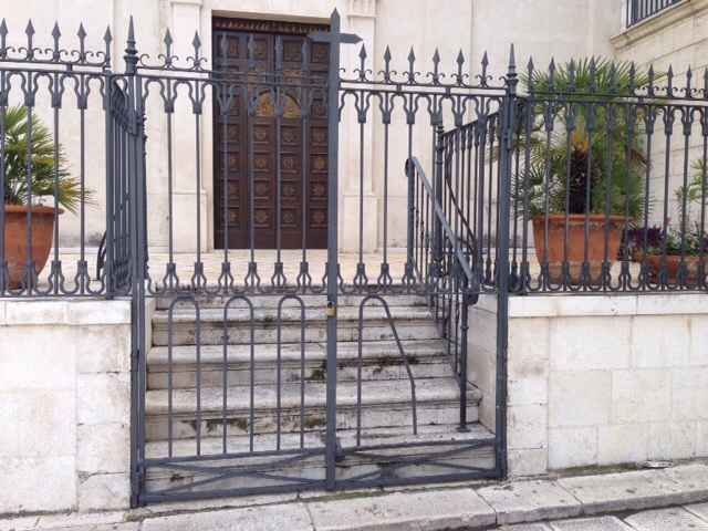 Notte ‘calda’ in piazza Ciaia: un’auto si schianta sul cancello della chiesa di S. Nicola e scoppia una rissa Notte 'calda' in piazza Ciaia: un'auto si schianta sul cancello della chiesa di S. Nicola e scoppia una rissa - Osservatorio Fasano