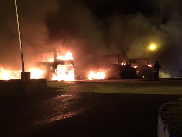 Inferno di fuoco sulla Statale 172: bruciano 5 autobus Inferno di fuoco sulla Statale 172: bruciano 5 autobus - Osservatorio Fasano