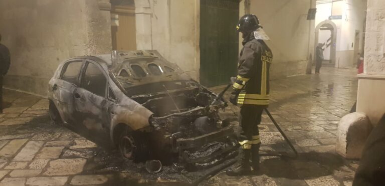Una Fiat Grande punto va in fiamme in via De Amicis Una Fiat Grande punto va in fiamme in via De Amicis - Osservatorio Fasano