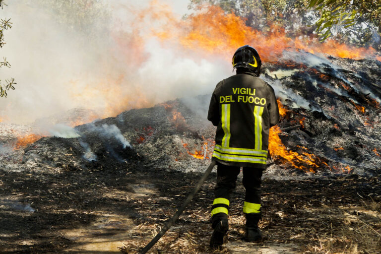 Vasto incendio nei pressi dell'ex Grafischena - Osservatorio Fasano