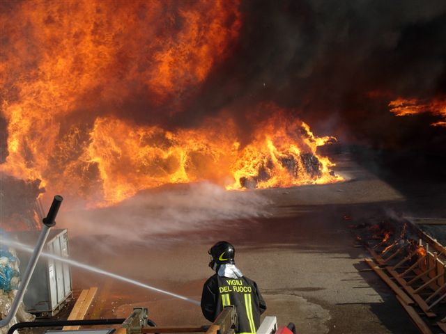 Il forte caldo delle ultime ore ha agevolato l’espandersi delle fiamme Il forte caldo delle ultime ore ha agevolato l'espandersi delle fiamme - Osservatorio Fasano