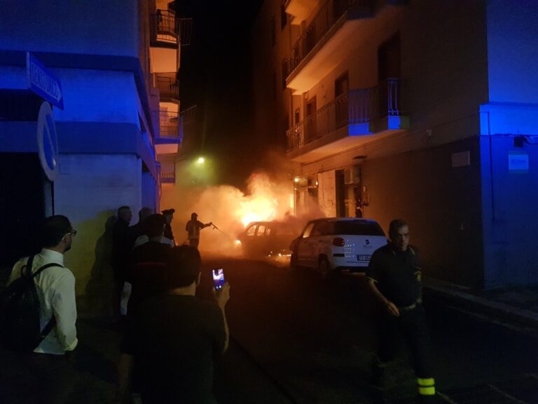 Nuovamente auto in fiamme a Fasano VIDEO - Osservatorio Fasano