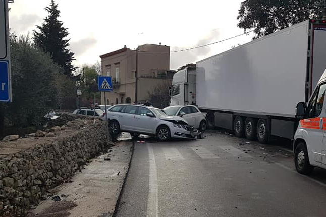 Incidente stradale a Laureto: traffico in tilt sulla 172dir Incidente stradale a Laureto: traffico in tilt sulla 172dir - Osservatorio Fasano