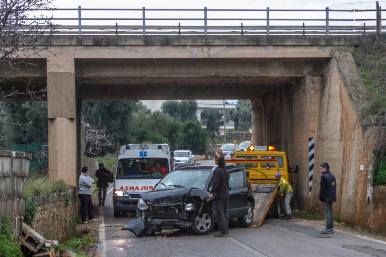 Provinciale Fasano-Savelletri: perde il controllo dell'auto sotto il ponte ferroviario - Osservatorio Fasano
