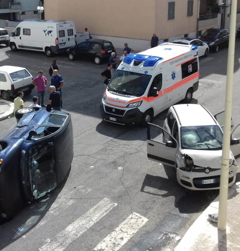 Incidente in zona 167 di Fasano: auto ribaltata Incidente in zona 167 di Fasano: auto ribaltata - Osservatorio Fasano