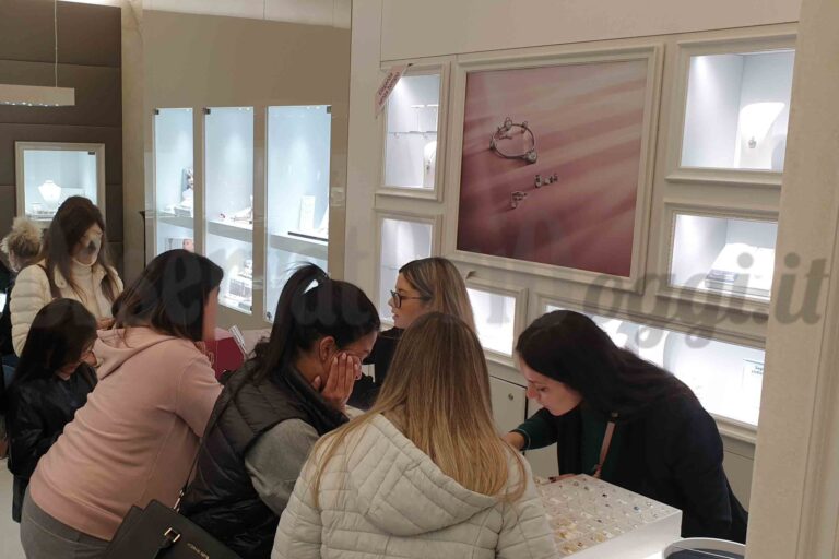 Successo alla Gioielleria Abete per la 'Giornata Pandora' - Osservatorio Fasano