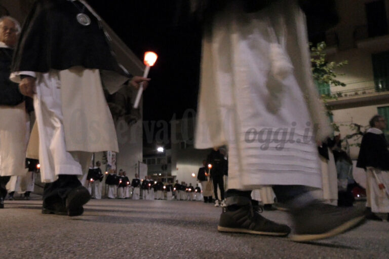 Appuntamento alle 18 con il video sui ‘Misteri’ e a seguire con la diretta dell’Azione liturgica del Venerdì Santo Appuntamento alle 18 con il video sui 'Misteri' e a seguire con la diretta dell'Azione liturgica del Venerdì Santo - Osservatorio Fasano