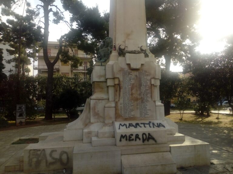 Nuovamente deturpato il Monumento ai Caduti Nuovamente deturpato il Monumento ai Caduti - Osservatorio Fasano