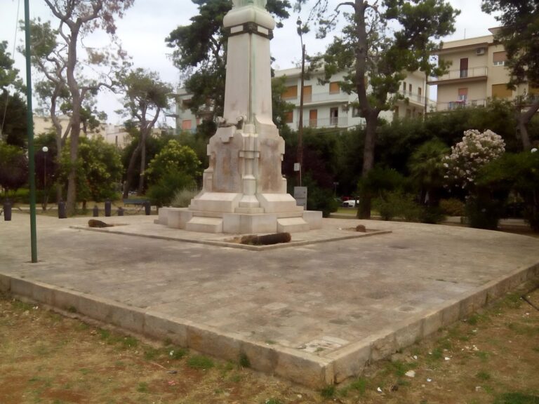 Giardiniere fasanese dona ciclamini per adornare monumento ai Caduti - Osservatorio Fasano