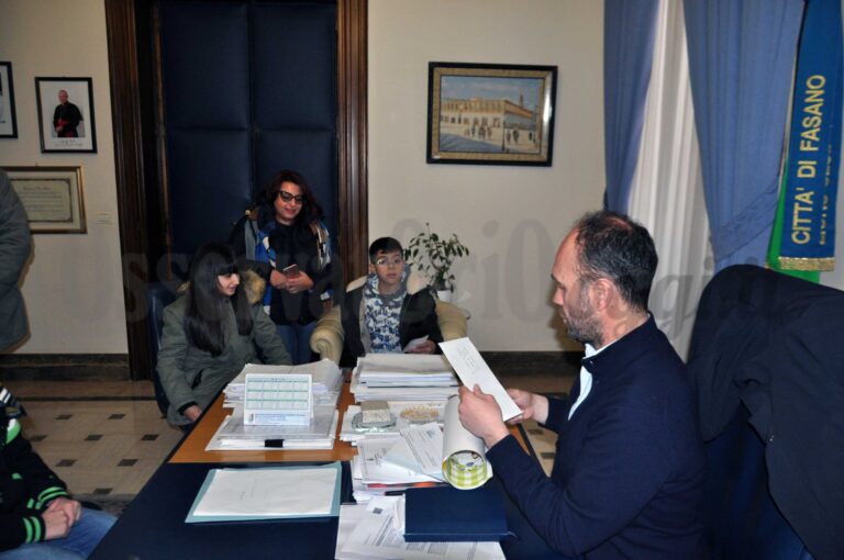 Consegnati gli inviti istituzionali alla Marcia della Pace Consegnati gli inviti istituzionali alla Marcia della Pace - Osservatorio Fasano