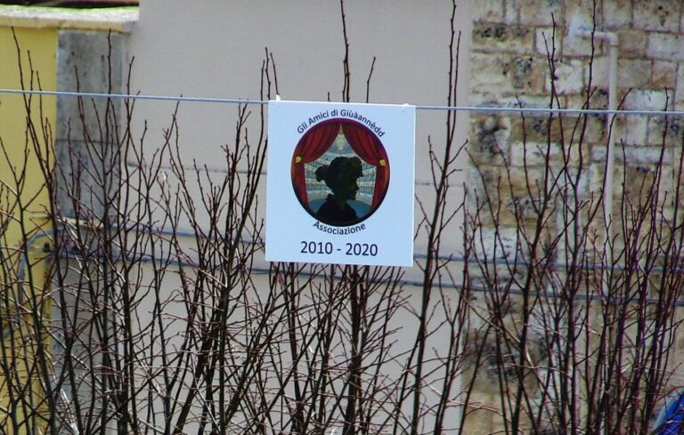 Ombrelli fluttuanti in piazza a Montalbano per festeggiare i 10 anni dell'associazione 'Gli amici di Giuuaanneed' - Osservatorio Fasano