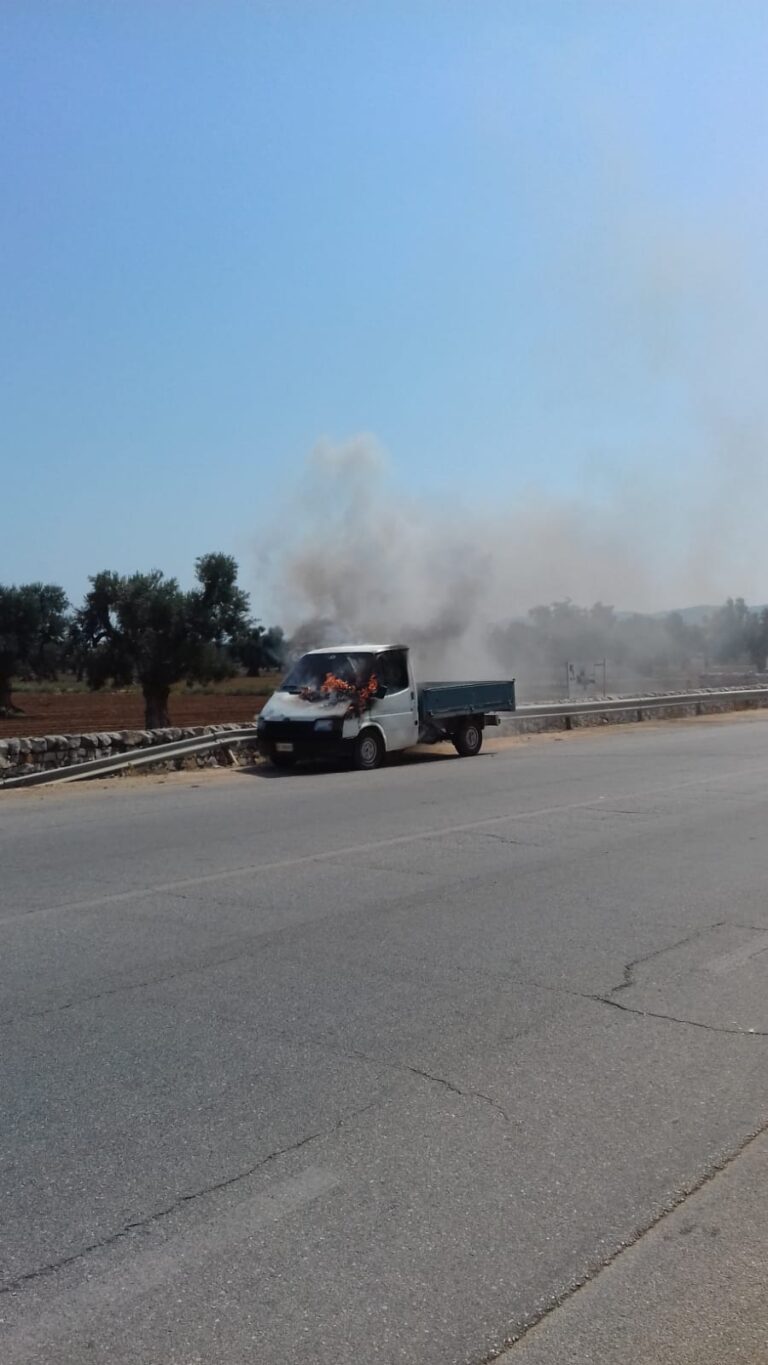 Furgone a fuoco sulla circonvallazione di Pezze di Greco - Osservatorio Fasano