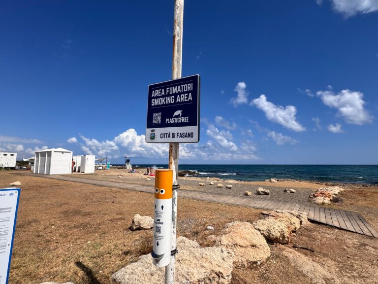 Fasano, installati sulla costa 4 nuovi porta‑mozziconi di Plastic Free Fasano, installati sulla costa 4 nuovi porta‑mozziconi di Plastic Free - Osservatorio Fasano