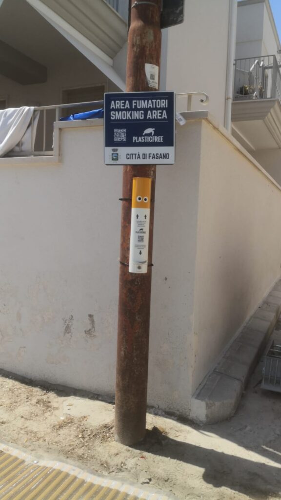 Fasano, installati sulla costa 4 nuovi porta‑mozziconi di Plastic Free - Osservatorio Fasano Fasano, installati sulla costa 4 nuovi porta‑mozziconi di Plastic Free - Osservatorio Fasano