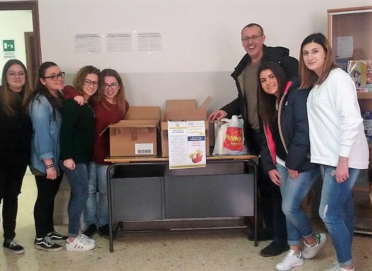 ‘La solidarietà è spesa bene a scuola’: partecipata raccolta al ‘Da Vinci’ di Fasano 'La solidarietà è spesa bene a scuola': partecipata raccolta al 'Da Vinci' di Fasano - Osservatorio Fasano