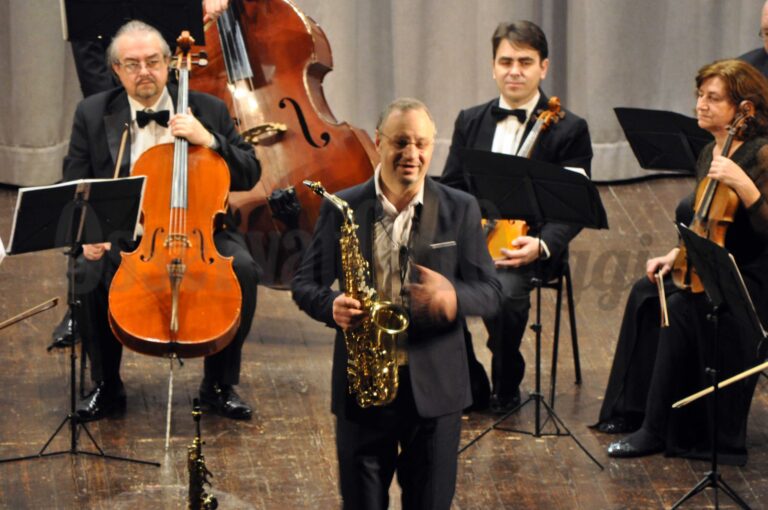 L’Harmonia Nobile Chamber Orchestra e il sax di Gaetano Di Bacco incantano il pubblico di Fasanomusica VIDEO L'Harmonia Nobile Chamber Orchestra e il sax di Gaetano Di Bacco incantano il pubblico di Fasanomusica VIDEO - Osservatorio Fasano