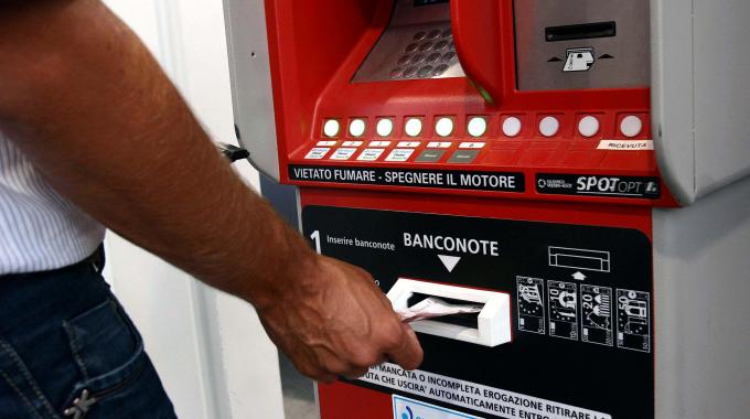 Ladri con trattore alla Q8 di via Roma: portato via l’incasso del self service Ladri con trattore alla Q8 di via Roma: portato via l'incasso del self service - Osservatorio Fasano