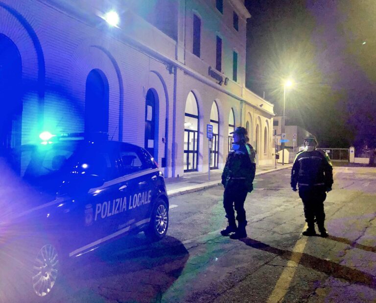 Emergenza Coronavirus: Polizia Locale e Croce Rossa in presidio presso la Stazione ferroviaria di Fasano Emergenza Coronavirus: Polizia Locale e Croce Rossa in presidio presso la Stazione ferroviaria di Fasano - Osservatorio Fasano
