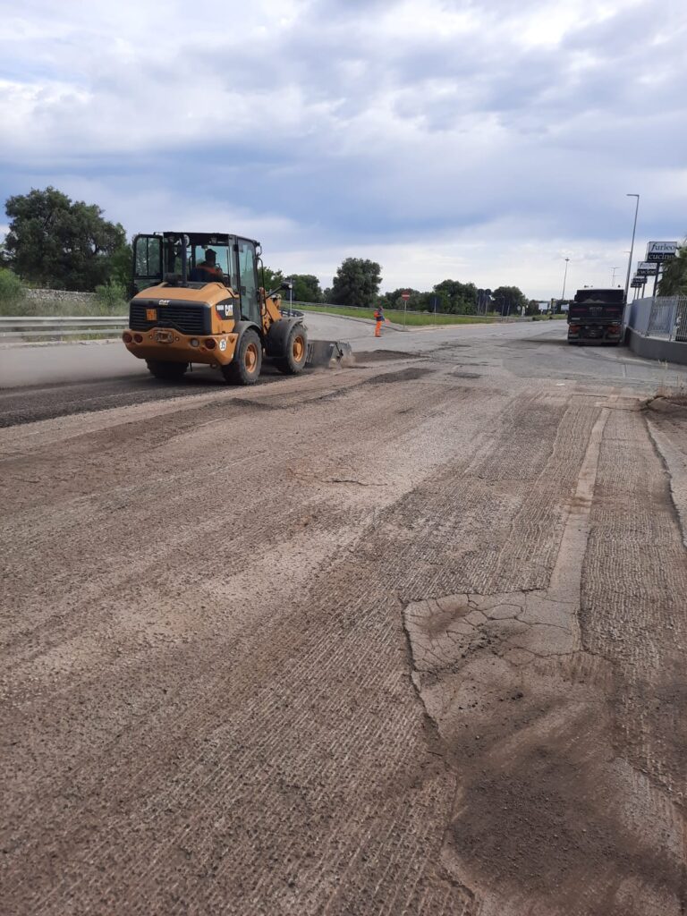 Continua il lavoro di riasfaltatura delle strade a Fasano Continua il lavoro di riasfaltatura delle strade a Fasano - Osservatorio Fasano