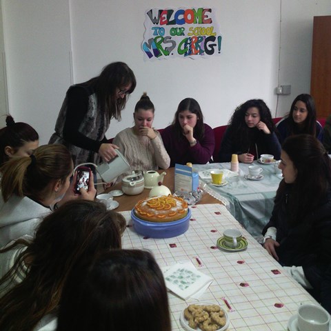 Lezione di inglese con the al Professionale femminile di Fasano Lezione di inglese con the al Professionale femminile di Fasano - Osservatorio Fasano