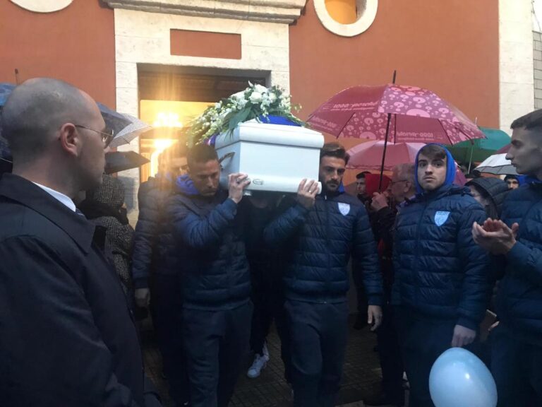 Montalbano, l'ultimo saluto a Fabiano Colucci tra lacrime e pioggia - Osservatorio Fasano