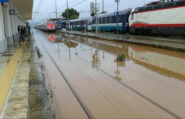 Maltempo: l’odissea dei passeggeri del Frecciabianca ‘scaricati’ a Fasano Maltempo: l'odissea dei passeggeri del Frecciabianca 'scaricati' a Fasano - Osservatorio Fasano