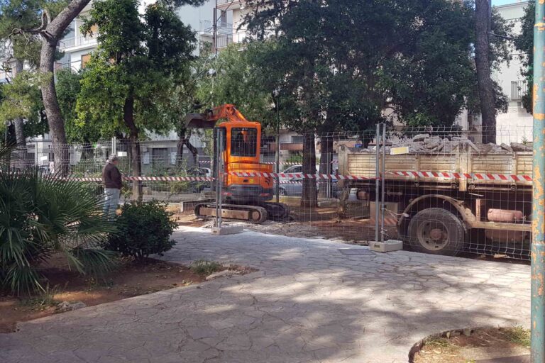 Iniziati i lavori nella Villa Comunale Iniziati i lavori nella Villa Comunale - Osservatorio Fasano